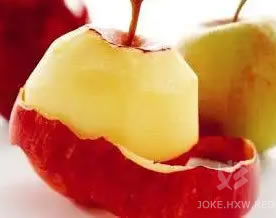 为何看着一盘瓜子壳发呆；拿着苹果皮就往嘴里送？