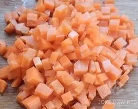 去把胡萝卜切成肉丁！